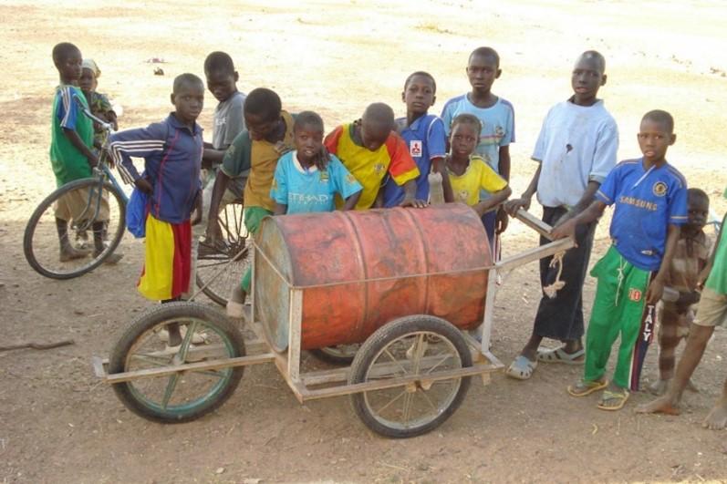 Pousse-pousse ( réserve d'eau) pour école et CEG