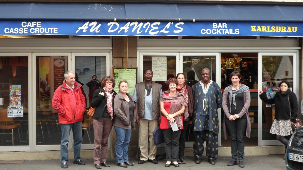 Devant le Daniel's pour l'opération 