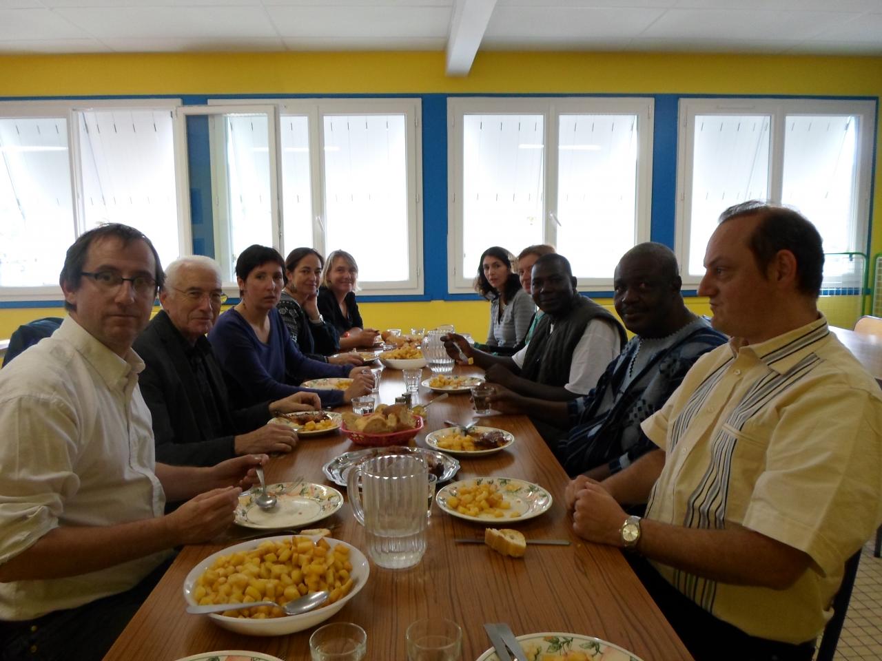 Repas en commun à la cantine de l'école de Polminhac