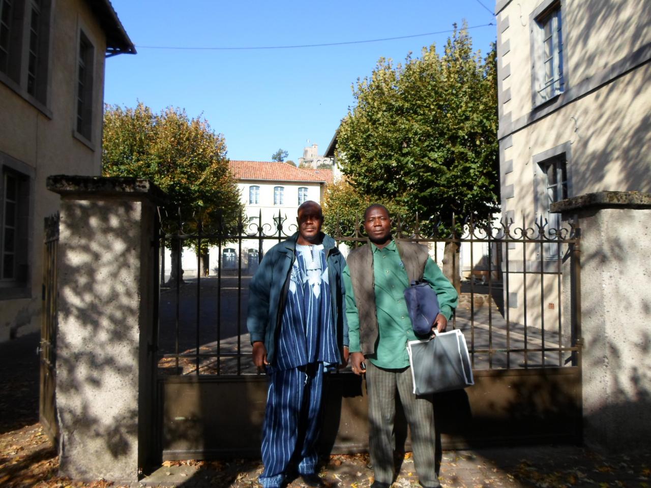 Devant l'école d'application des Frères Delmas- Aurillac