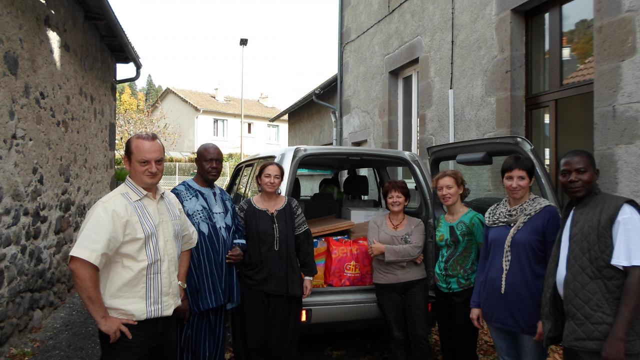 Chargement de fournitures pour l'école de Boussoum