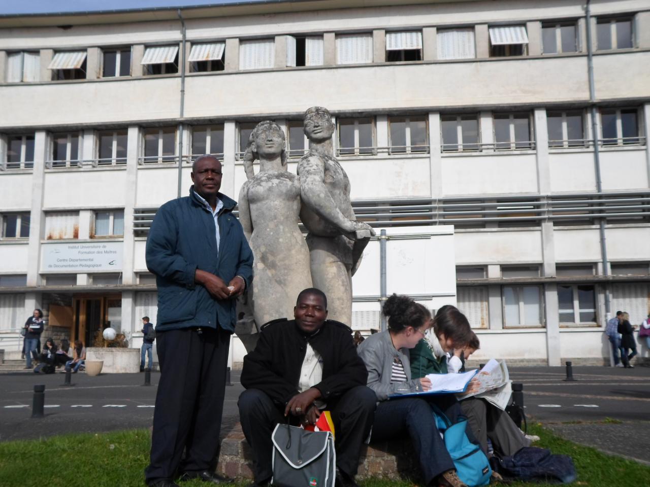 Devant l'IUFM du Cantal ( Institut de formation des maîtres)